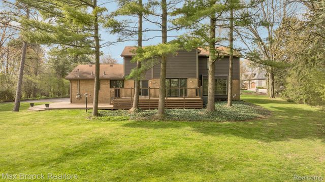 5240 CLARENDON CREST Street, Bloomfield Charter Township, MI 48302