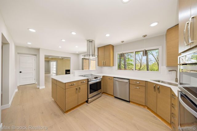 5240 CLARENDON CREST Street, Bloomfield Charter Township, MI 48302