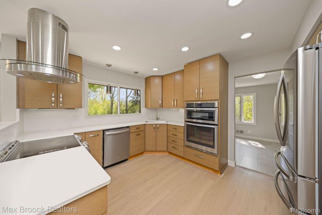 5240 CLARENDON CREST Street, Bloomfield Charter Township, MI 48302