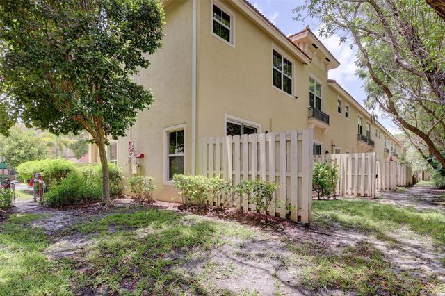 2851 W Prospect Road 305, Tamarac, FL 33309