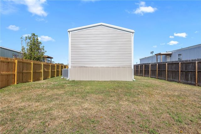 205 Setting Way, Navasota, TX 77868