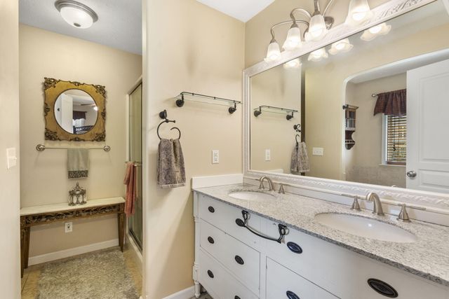 1522 W Porterfield Drive, Nixa, MO 65714