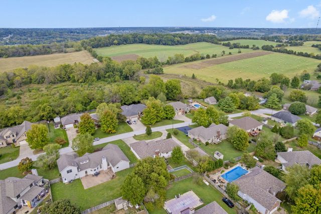 1522 W Porterfield Drive, Nixa, MO 65714