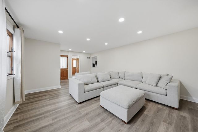 8937 Mcvicker Avenue, Oak Lawn, IL 60453
