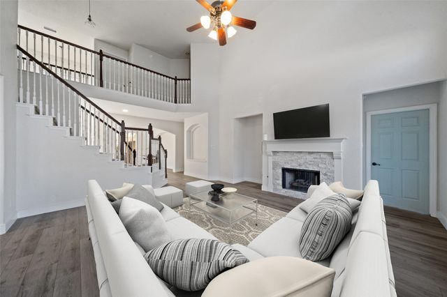 39 W Prairie Dawn Circle, The Woodlands, TX 77385