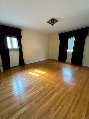 207-20 43rd Ave, Bayside, NY 11361