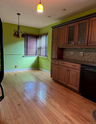 207-20 43rd Ave, Bayside, NY 11361