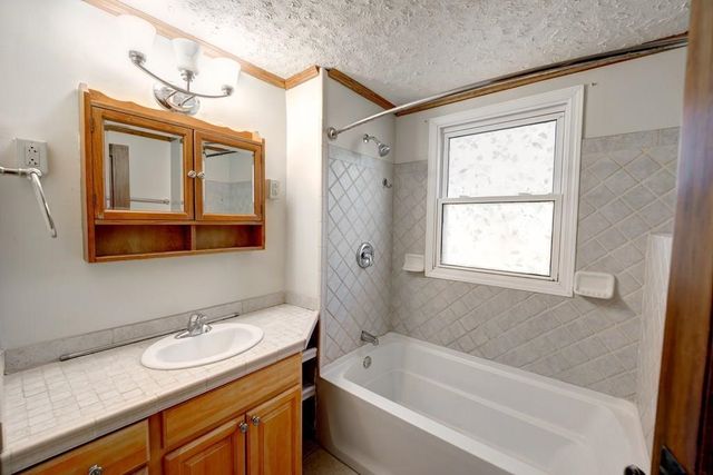 152 S 10th St, Salina, KS 67401