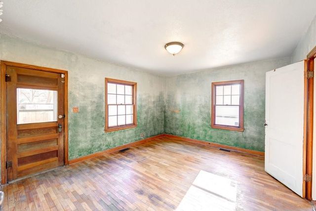 152 S 10th St, Salina, KS 67401