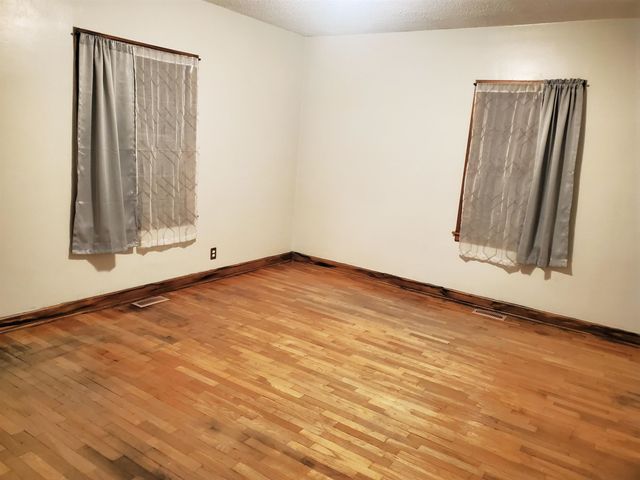 152 S 10th St, Salina, KS 67401