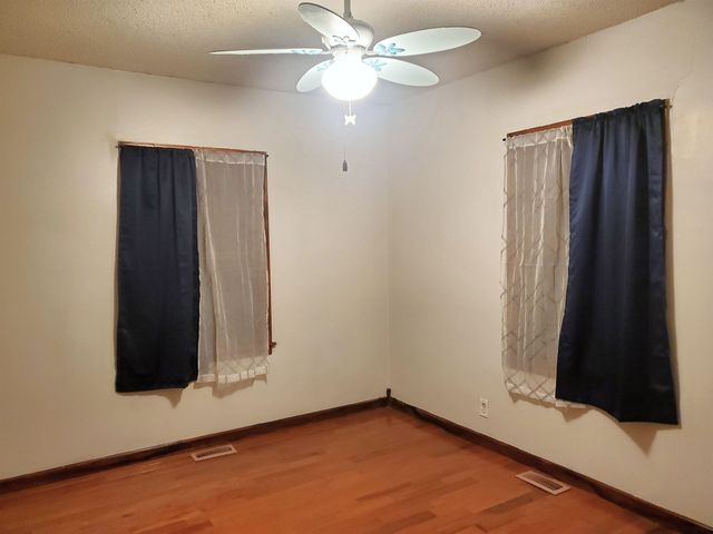 152 S 10th St, Salina, KS 67401