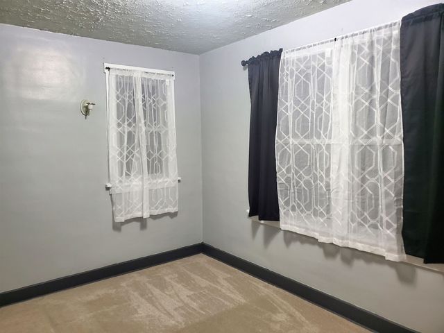 152 S 10th St, Salina, KS 67401