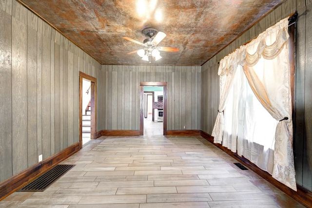 152 S 10th St, Salina, KS 67401