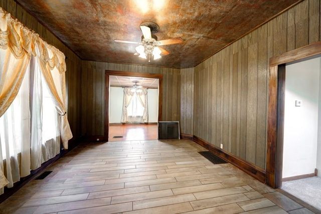 152 S 10th St, Salina, KS 67401