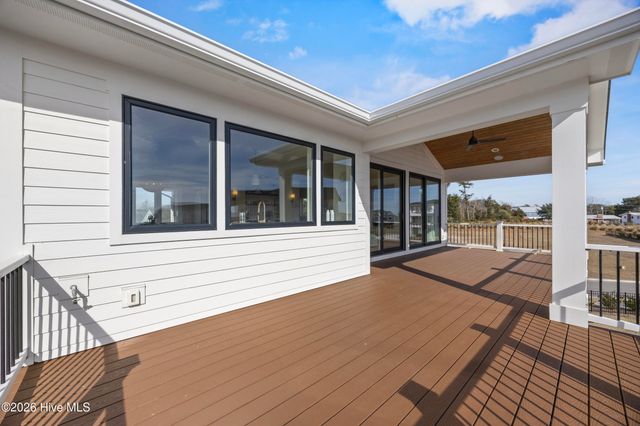 11 Amidships Lane, Hampstead, NC 28443