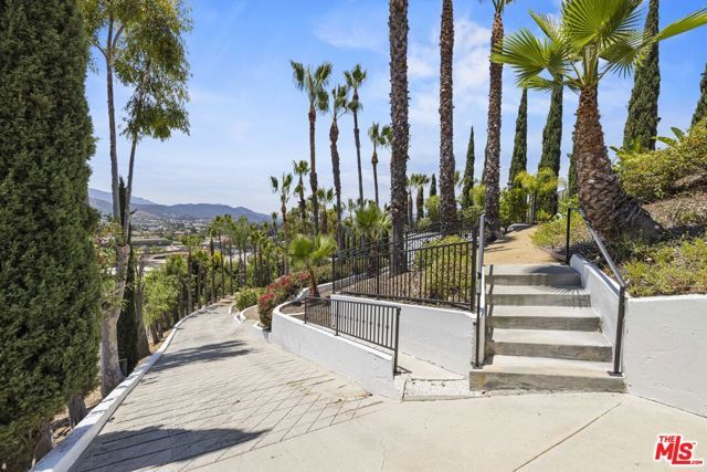 567 Lone Oak Drive, Thousand Oaks, CA 91362