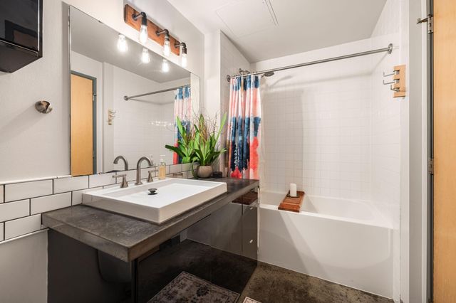 250 Park Avenue 305, Minneapolis, MN 55415