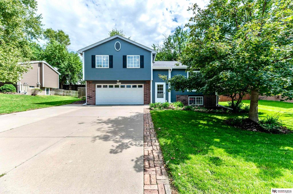 1113 Conestoga Road, Papillion, NE 68046