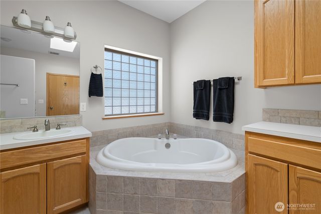 2175 SW Rock Rose Drive, Oak Harbor, WA 98277