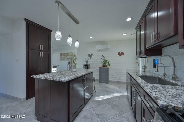 1129 W Middleton Road, Tucson, AZ 85704