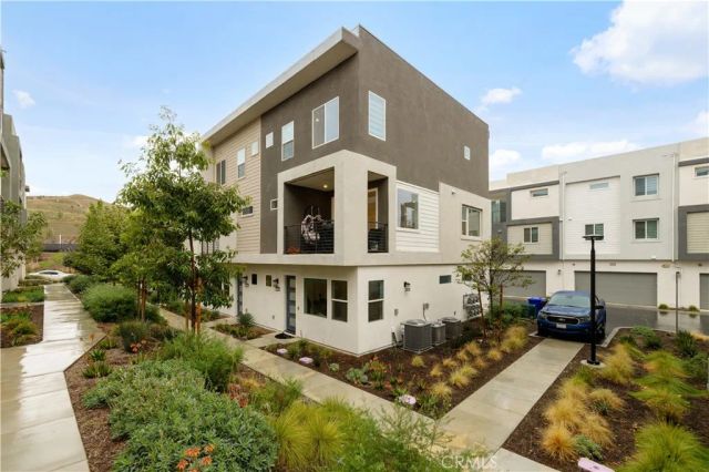 26799 Keystone Loop, Valencia, CA 91381