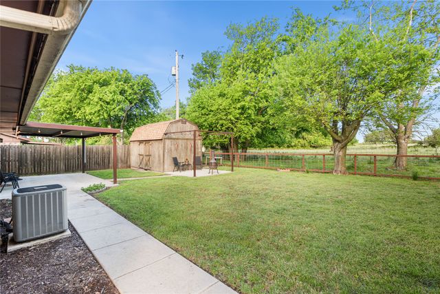 104 Chisholm Street, St Jo, TX 76265