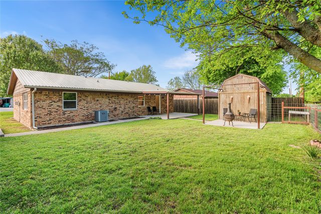 104 Chisholm Street, St Jo, TX 76265