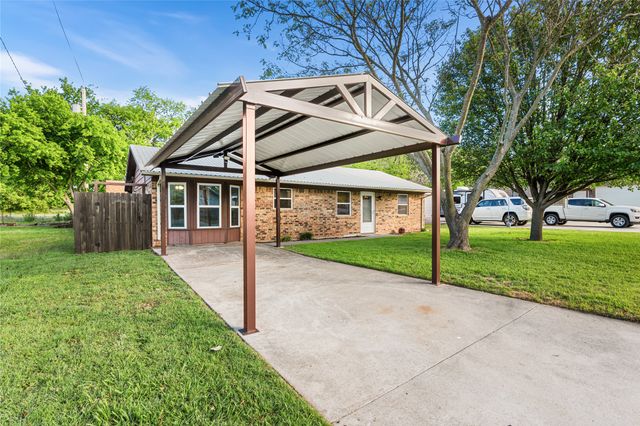 104 Chisholm Street, St Jo, TX 76265
