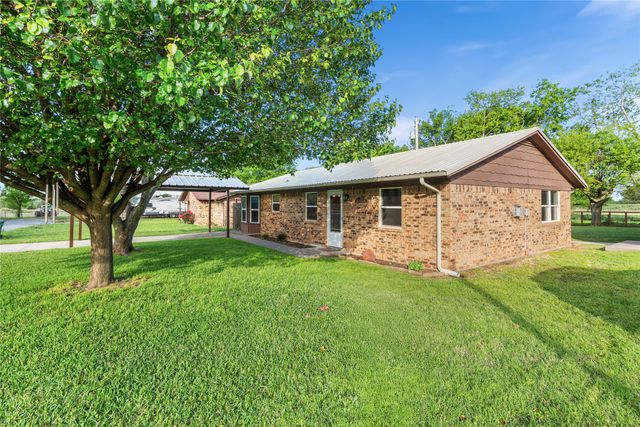104 Chisholm Street, St Jo, TX 76265