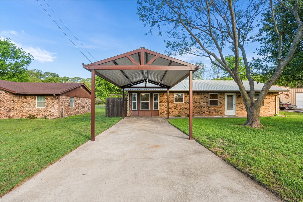 104 Chisholm Street, St Jo, TX 76265