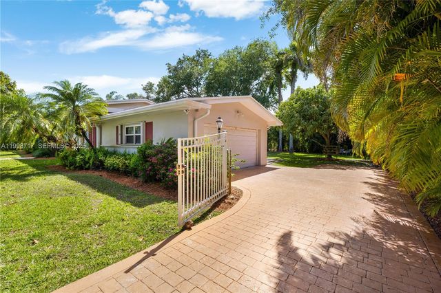 9830 SW 69th Ave, Pinecrest, FL 33156