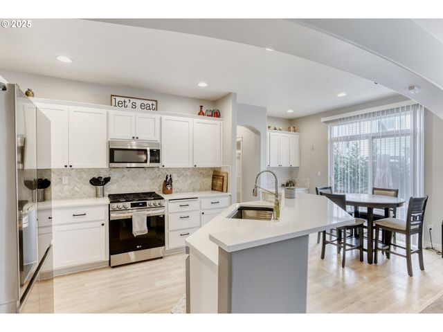 821 N 27TH Ave, Cornelius, OR 97113