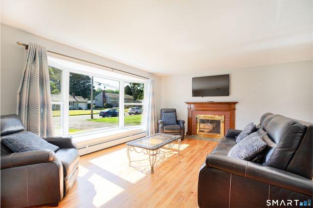 17 School House Road, Newington, CT 06111