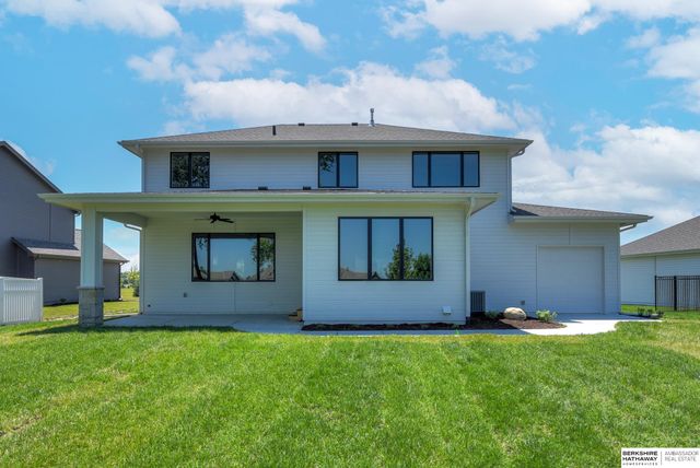 9911 Cimarron Street, Papillion, NE 68046