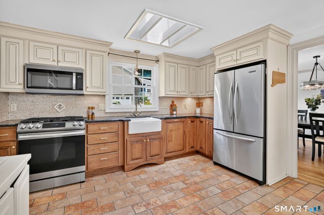 8 Virginia Lane, Simsbury, CT 06070