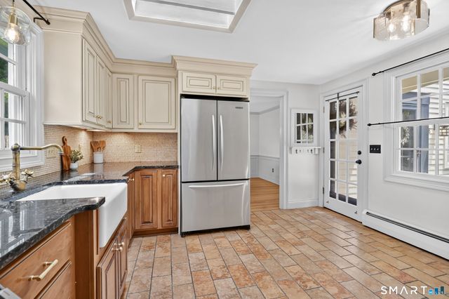 8 Virginia Lane, Simsbury, CT 06070