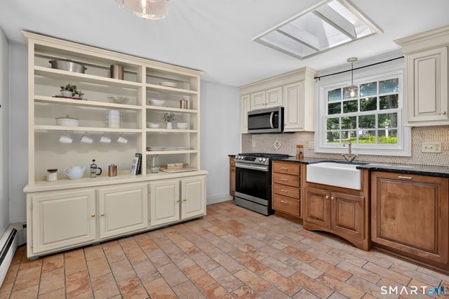 8 Virginia Lane, Simsbury, CT 06070