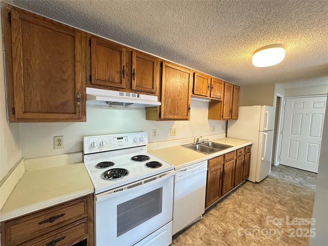 9520 Shannon Green Drive E, Charlotte, NC 28213