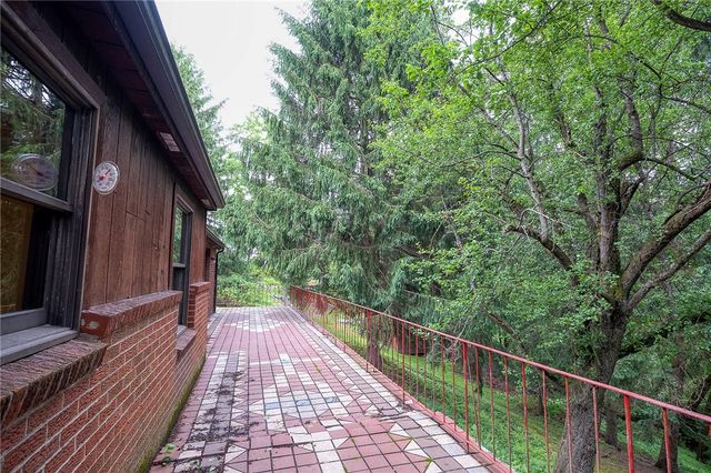 652 Camp Meeting, Bell Acres, PA 15143