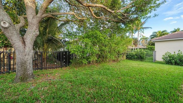 3744 Oak Ridge Cir, Weston, FL 33331