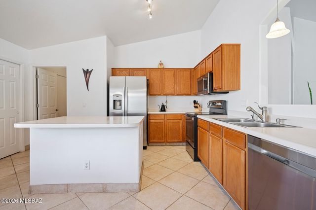 7239 W Silver Sand Drive, Tucson, AZ 85743