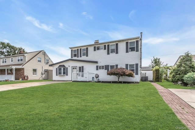 17 Chickadee Lane, Levittown, NY 11756