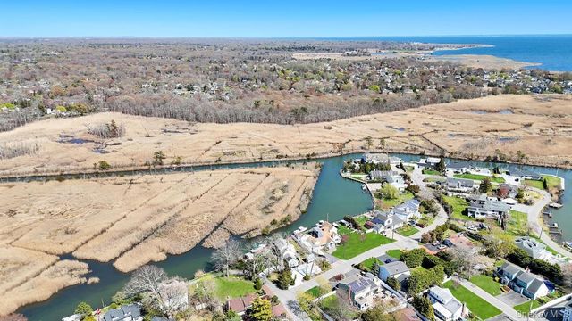 70 Featherbed Lane, Oakdale, NY 11769