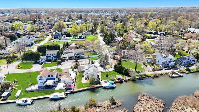 70 Featherbed Lane, Oakdale, NY 11769