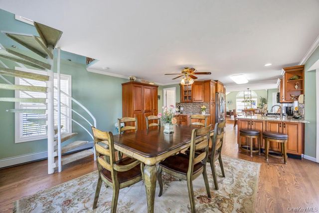 70 Featherbed Lane, Oakdale, NY 11769
