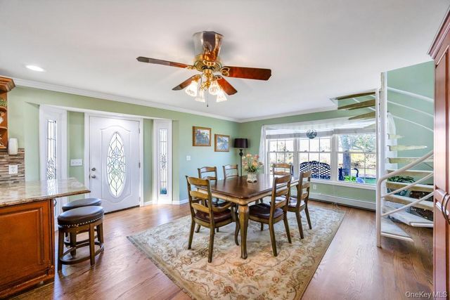 70 Featherbed Lane, Oakdale, NY 11769