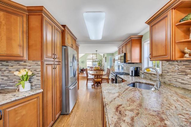 70 Featherbed Lane, Oakdale, NY 11769