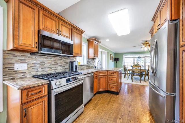 70 Featherbed Lane, Oakdale, NY 11769