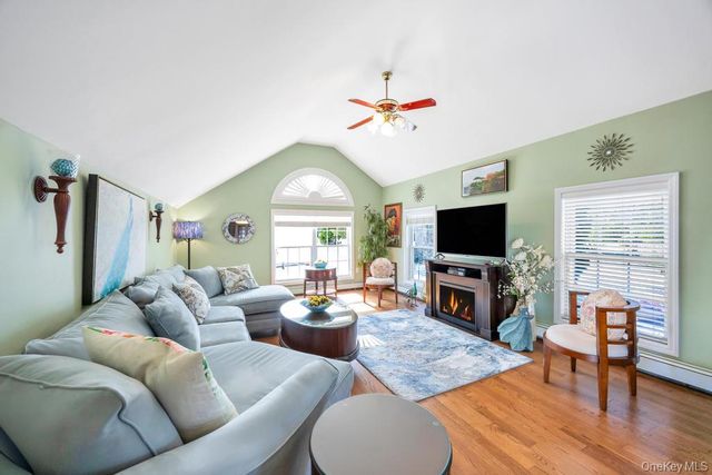 70 Featherbed Lane, Oakdale, NY 11769