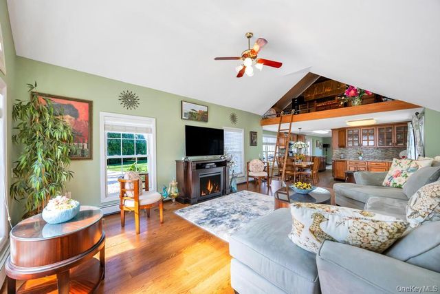 70 Featherbed Lane, Oakdale, NY 11769